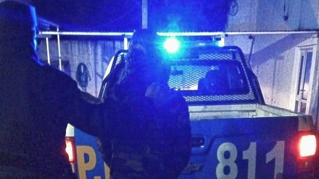 Jóvenes con tobilleras electrónicas arrestadas en la calle