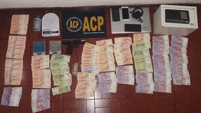 Parte de los secuestrado por la ACP al ex policía en avenida Pellegrini al 1400.&nbsp;