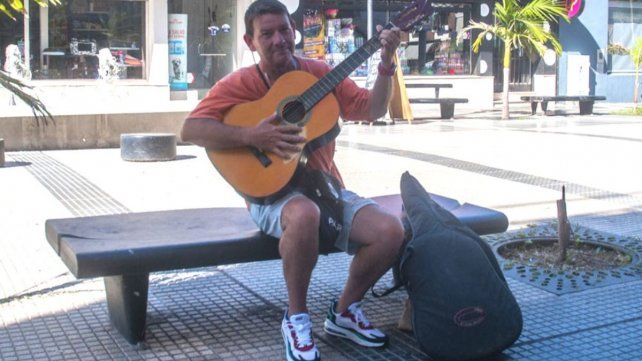 El músico que le pone ritmo y alegría a la Peatonal debió ser operado y necesita ayuda