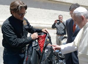 Subastaron Harley Davidson autografiada por el Papa Francisco