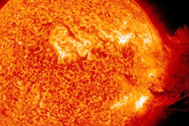 Descubren una mancha solar capaz de tragarse a la Tierra
