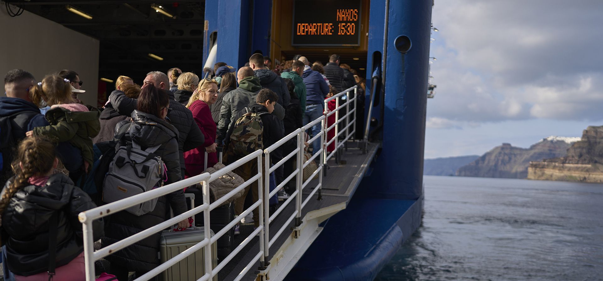 Pasajeros abordan un ferry regular con destino al puerto de El Pireo en Atenas, luego de que un aumento en la actividad sísmica generó preocupaciones sobre un terremoto potencialmente poderoso en Santorini, en el sur de Grecia, el lunes 3 de febrero de 2025. (Foto AP/Petros Giannakouris)