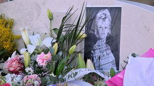 Cientos de personas asistieron a la ceremonia de despedida de Brigitte Bardot, y armaron un pequeño altar en homenaje
