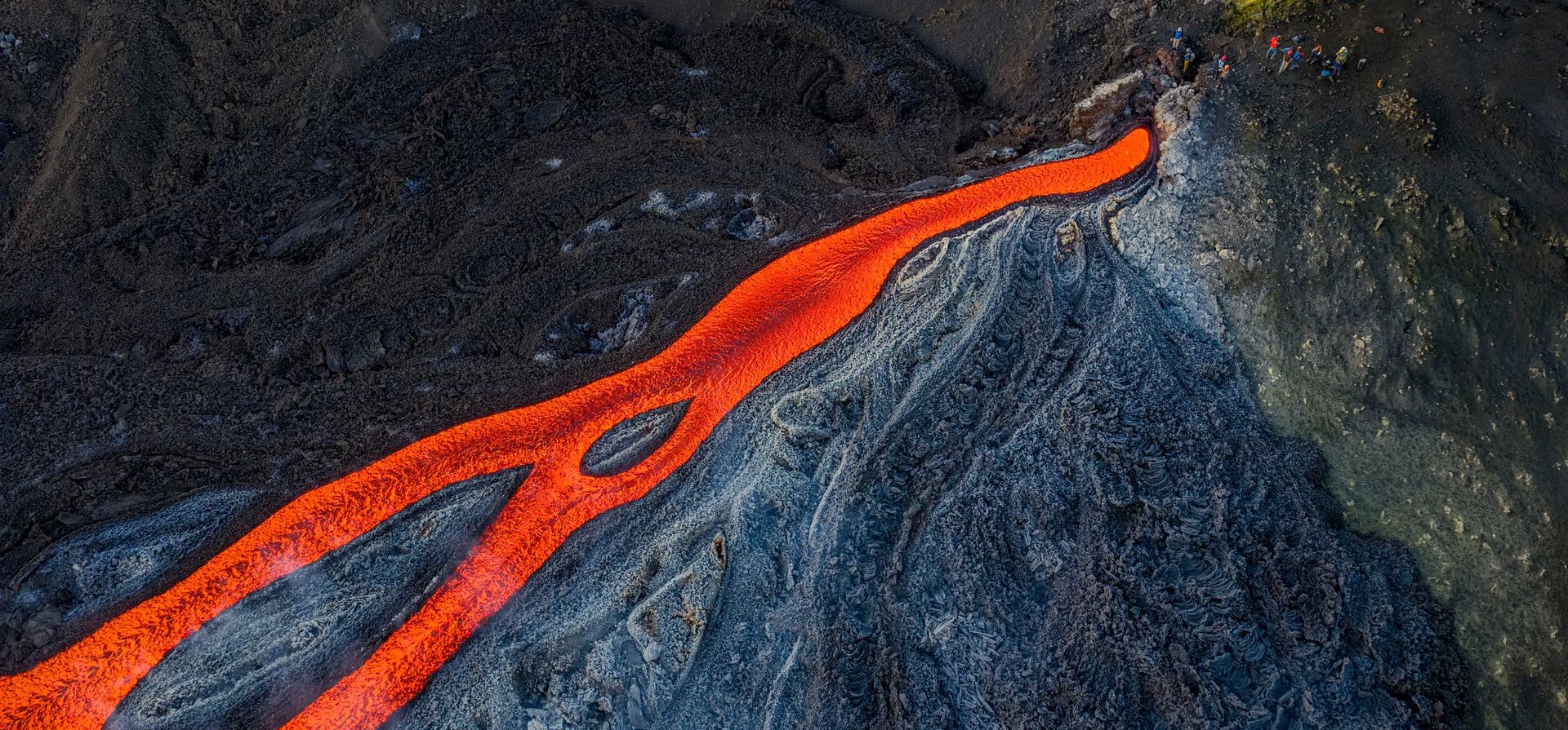La gente observa un flujo de lava del Monte Etna, que permanece activo después de que se reanudaron las erupciones el 10 de agosto, Sicilia, Italia. Fotografía: Giuseppe Distefano/AFP/Getty Images La gente observa un flujo de lava del Monte Etna, que permanece activo después de que se reanudaron las erupciones el 10 de agosto, Sicilia, Italia. Fotografía: Giuseppe Distefano/AFP/Getty Images