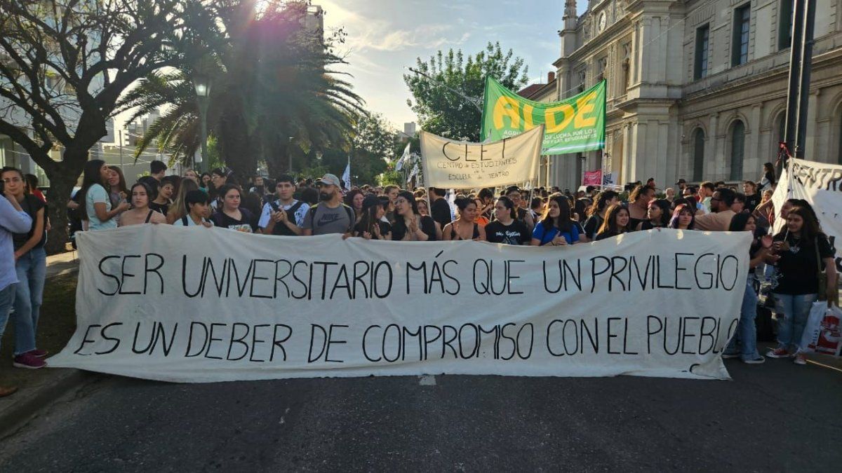 Comienza una semana entera de paro de docentes universitarios en Santa ...