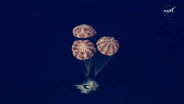 El momento exacto en el que la misión Artemis II realiza el amerizaje luego de estar 10 días en la órbita lunar.
