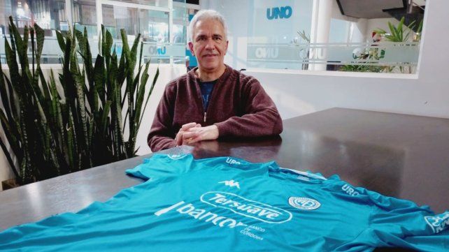 Simón Volcoff con la camiseta del club de sus amores. Ahora espera que salga el nuevo modelo