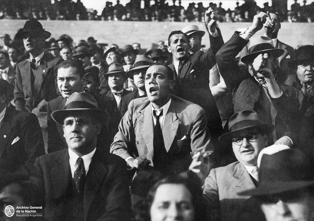 Hinchas en el Estadio River Plate vestidos con camisa y corbata