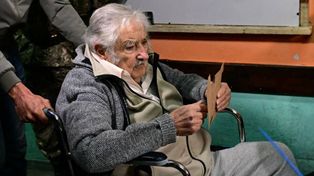 Afectado por un cáncer de esófago, el expresidente José Pepe Mujica fue a votar en silla de ruedas
