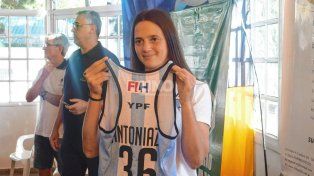 &nbsp;Stefanía Antoniazzi con la camiseta de Las Leonas que utilizó en Santiago del Estero.