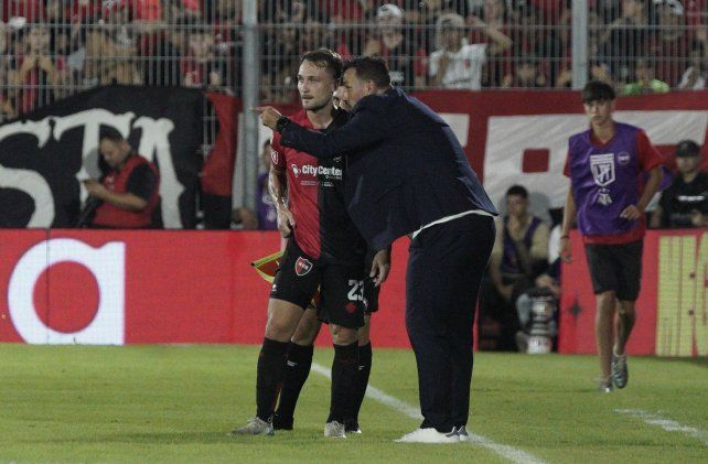 Cristian Fabbiani dialoga con Ángelo Martino en el partido entre Newells y Boca.