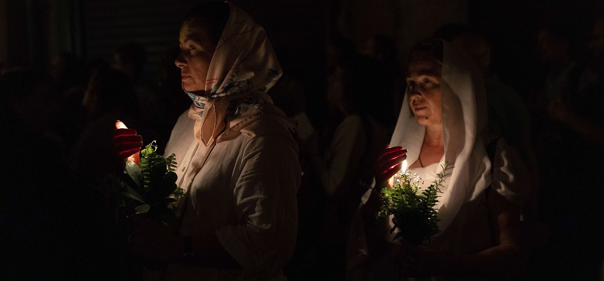 Mujeres cristianas ortodoxas sostienen velas y flores mientras caminan en procesión para llevar un ícono de la Virgen María a la tumba donde se cree que está enterrada, a lo largo de las calles de la Ciudad Vieja de Jerusalén, la madrugada del viernes 25 de agosto de 2023. (Foto AP/Ohad Zwigenberg) Mujeres cristianas ortodoxas sostienen velas y flores mientras caminan en procesión para llevar un ícono de la Virgen María a la tumba donde se cree que está enterrada, a lo largo de las calles de la Ciudad Vieja de Jerusalén, la madrugada del viernes 25 de agosto de 2023. (Foto AP/Ohad Zwigenberg)