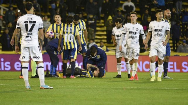 Oviedo está en el piso. Después de marcar se golpeó con el palo y debió salir.