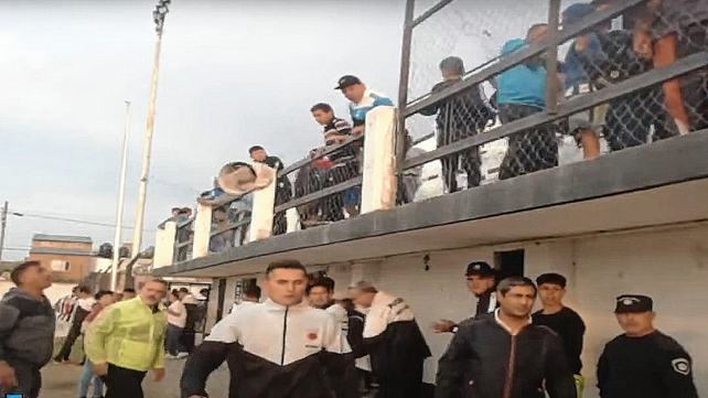 El balde lanzado desde la tribuna termina golpeando en la frente del Gringo Bonzi