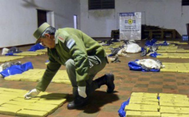 En el piso. Los gendarmes hallaron 1.040 panes de marihuana.