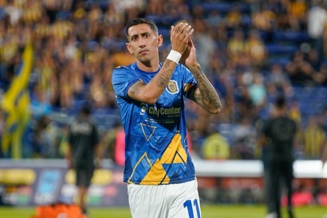 Angelito saluda al público de Central en el calentamiento previo a Banfield. Fue al banco