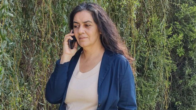 Betina Sandin, quien habitualmente trabaja en Hacienda, se sumó en septiembre del año pasado al equipo: “Hay hombres y mujeres que están solos, que necesitan estar más en contacto, que quieren contarte cómo la están pasando, que se ponen mal”.