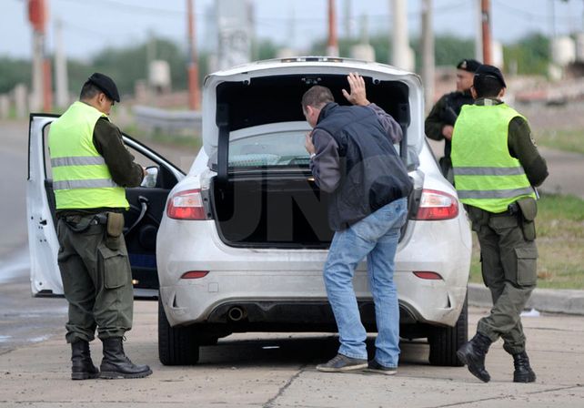 Acceso. Uno de los puestos de control de Gendarmería en la intersección de Iturraspe y Gaboto./ Juan M. Baialardo.