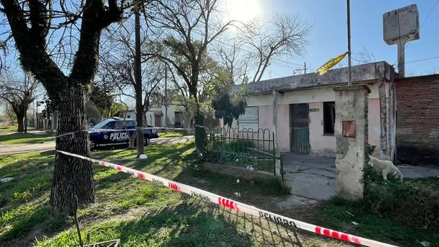 Conmoción en Laguna Paiva. El personal de la Agencia de Investigación Criminal en la casa donde sucedió el crimen.