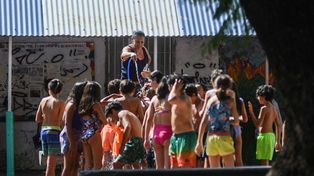 Los alumnos de la primaria del&nbsp;Complejo Educativo Dr. Francisco de Gurruchaga fueron en malla y se refrescaron con una manguera.&nbsp;