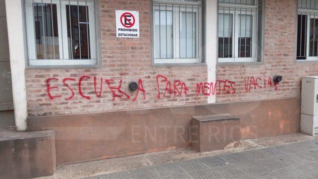 En el frente de la escuela Nº 48 Domingo Faustino Sarmiento