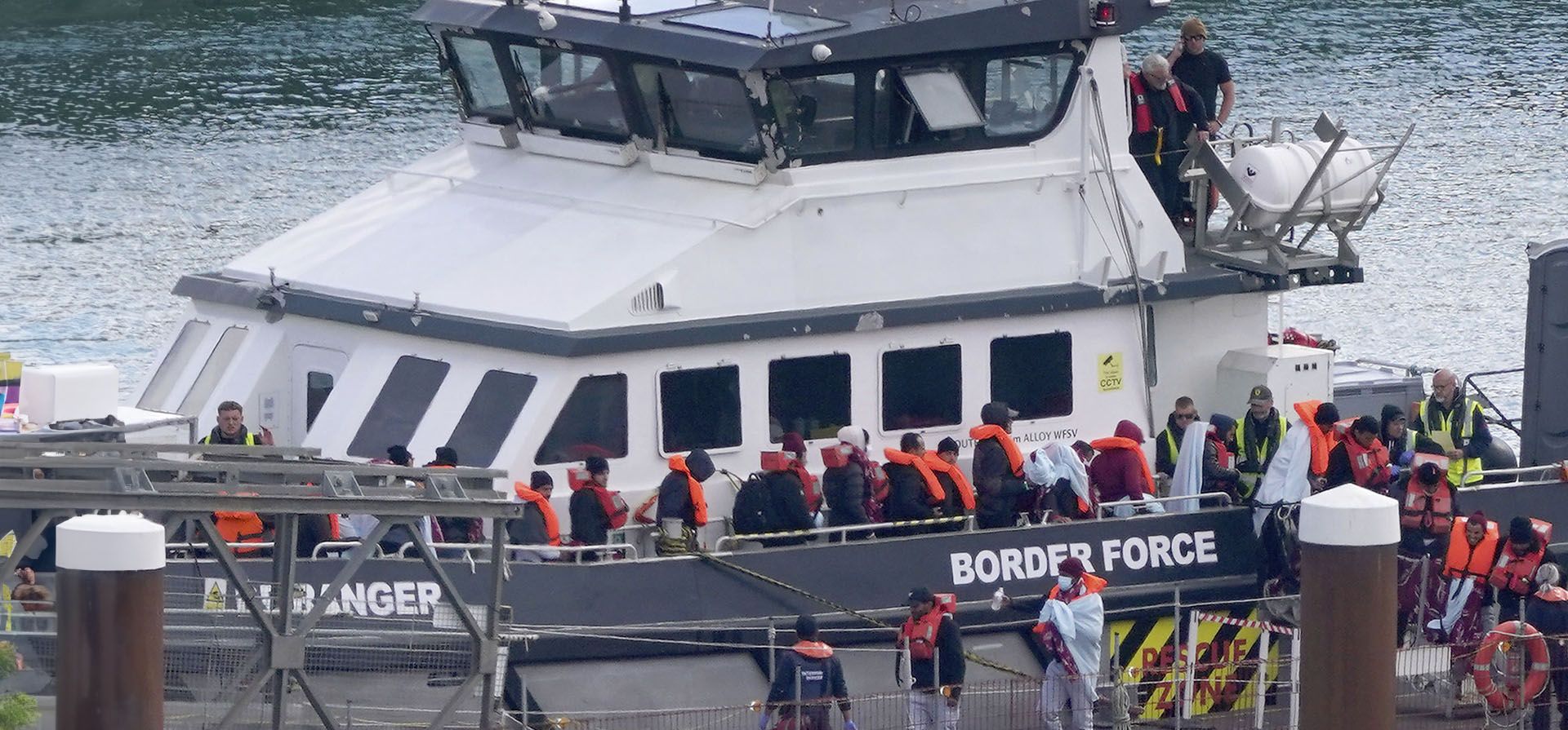 Un grupo de personas que se cree que son inmigrantes son trasladadas a Dover desde un barco de la Fuerza Fronteriza tras un incidente con una embarcación pequeña en el Canal de la Mancha, en Kent, Inglaterra, el lunes 16 de septiembre de 2024. (Gareth Fuller/PA vía AP)) Un grupo de personas que se cree que son inmigrantes son trasladadas a Dover desde un barco de la Fuerza Fronteriza tras un incidente con una embarcación pequeña en el Canal de la Mancha, en Kent, Inglaterra, el lunes 16 de septiembre de 2024. (Gareth Fuller/PA vía AP))