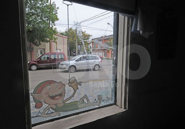 Vandalismo. Rompieron la vidriera de un bar en barrio Candioti. Foto: Manuel Testi / UNO Santa Fe