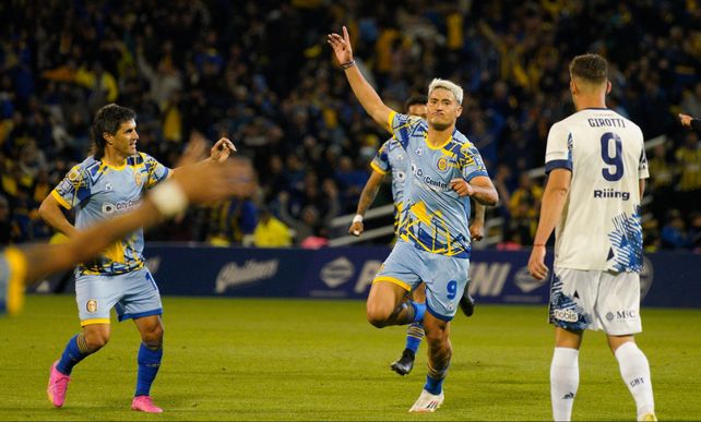 Alejo Veliz hizo un gran esfuerzo para estar presente contra Talleres. Se bancó todo el partido e hizo el gol de Central.