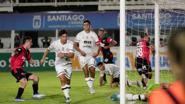 Giovani Chiaverano (fondo) corre para celebrar su gol. Newells venció a Central Córdoba en Santiago