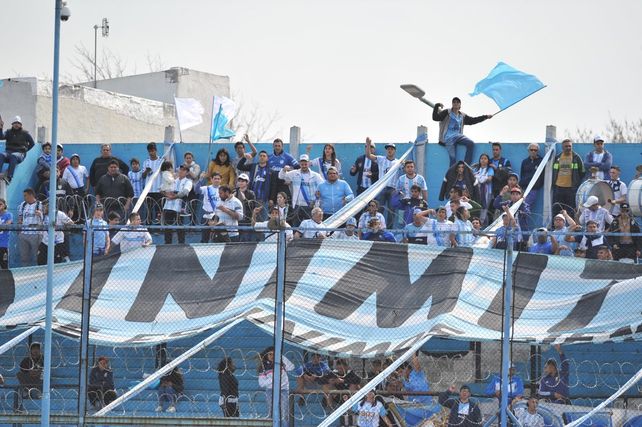 Algunos hinchas de Atlético causaron desmanes y sustrajeron mercaderías en un parador de Fighiera a la vuelta del partido ante Newells. (Foto de archivo)