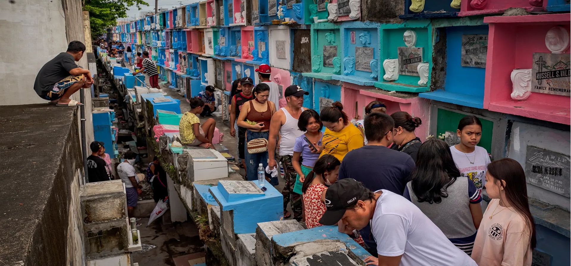La gente visita las tumbas de sus seres queridos fallecidos para conmemorar el Día de Todos los Santos, Manila, Filipinas. Fotografía: Ezra Acayan/Getty Images La gente visita las tumbas de sus seres queridos fallecidos para conmemorar el Día de Todos los Santos, Manila, Filipinas. Fotografía: Ezra Acayan/Getty Images