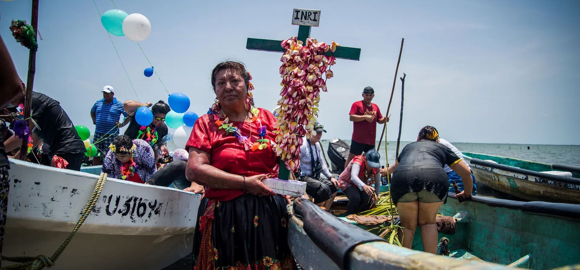 La gente participa en la Santa cruz de la procesión de pescadores donde las familias siguen la cruz en barco hasta su lugar de santuario, Oaxaca, México. Fotografía: Luis Villalobos/EPA