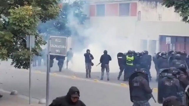 La policía de Jujuy reprime la protesta de manifestantes en la Legislatura donde se hacía la jura de la nueva Constitución. Morales apuntó al Gobierno nacional