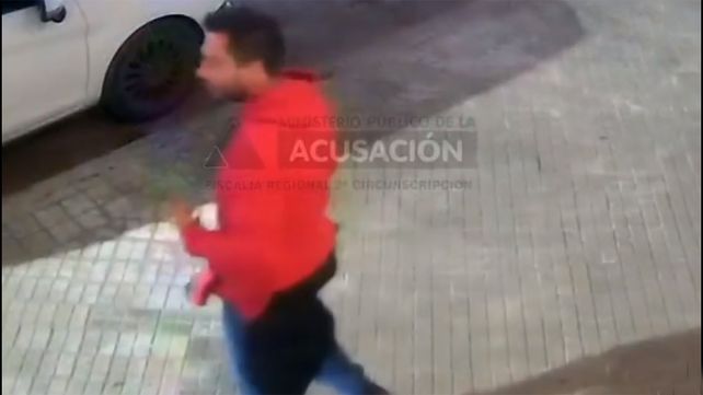El segundo sospechoso, se lo ve caminando por Riccheri al 1400, alejándose del lugar del hecho.
