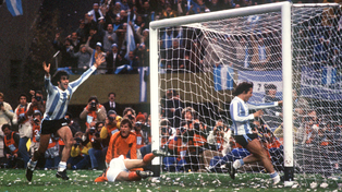 Kempes y su segundo gol en la final del 78. Argentina volverá a utilizar la celeste y blanca en el Mundial Qatar 2022.