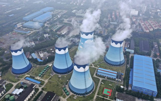 Torres de enfriamiento en una central eléctrica de carbón en Nanjing, en la provincia de Jiangsu, China. Los compradores globales enfrentan una posible escasez de smartphones y otros productos antes de Navidad después de cortes de energía para satisfacer la energía del gobierno.