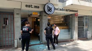 Personal de la Policía de Investigaciones en la Heladería Hugo para realizar las primeras pericias.&nbsp;