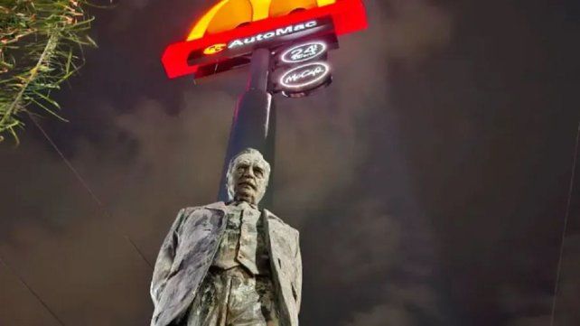 La estatua de Raúl Alfonsín será reubicada en Plaza San Miguel de Paraná.&nbsp;