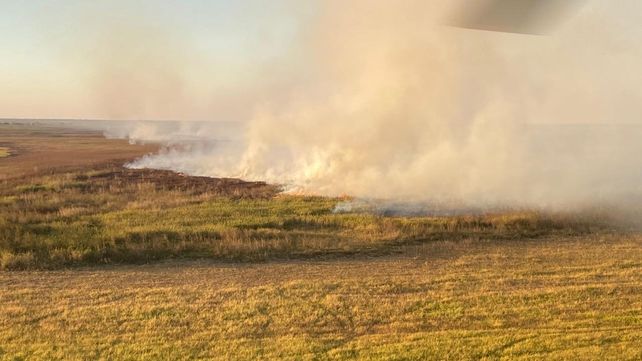 Hoy se iniciaron las tareas de extinción de focos de incendios en la zona de islas con el uso de un helicóptero.
