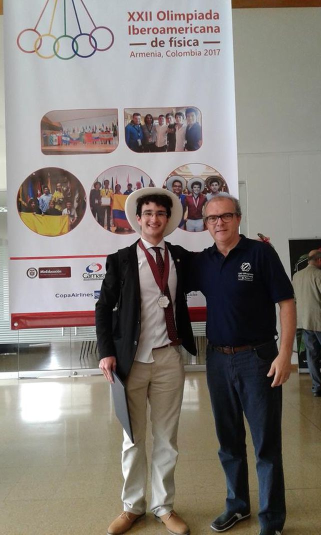 Foto. El docente Eduardo Castillo junto al joven rosarino que obtuvo medalla de plata en las Olimpíadas Iberoamericanas que se disputaron en Colombia.&nbsp;