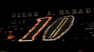 El 10 iluminado en el Coloso por 4.000 velas. (Foto: prensa de Newells)