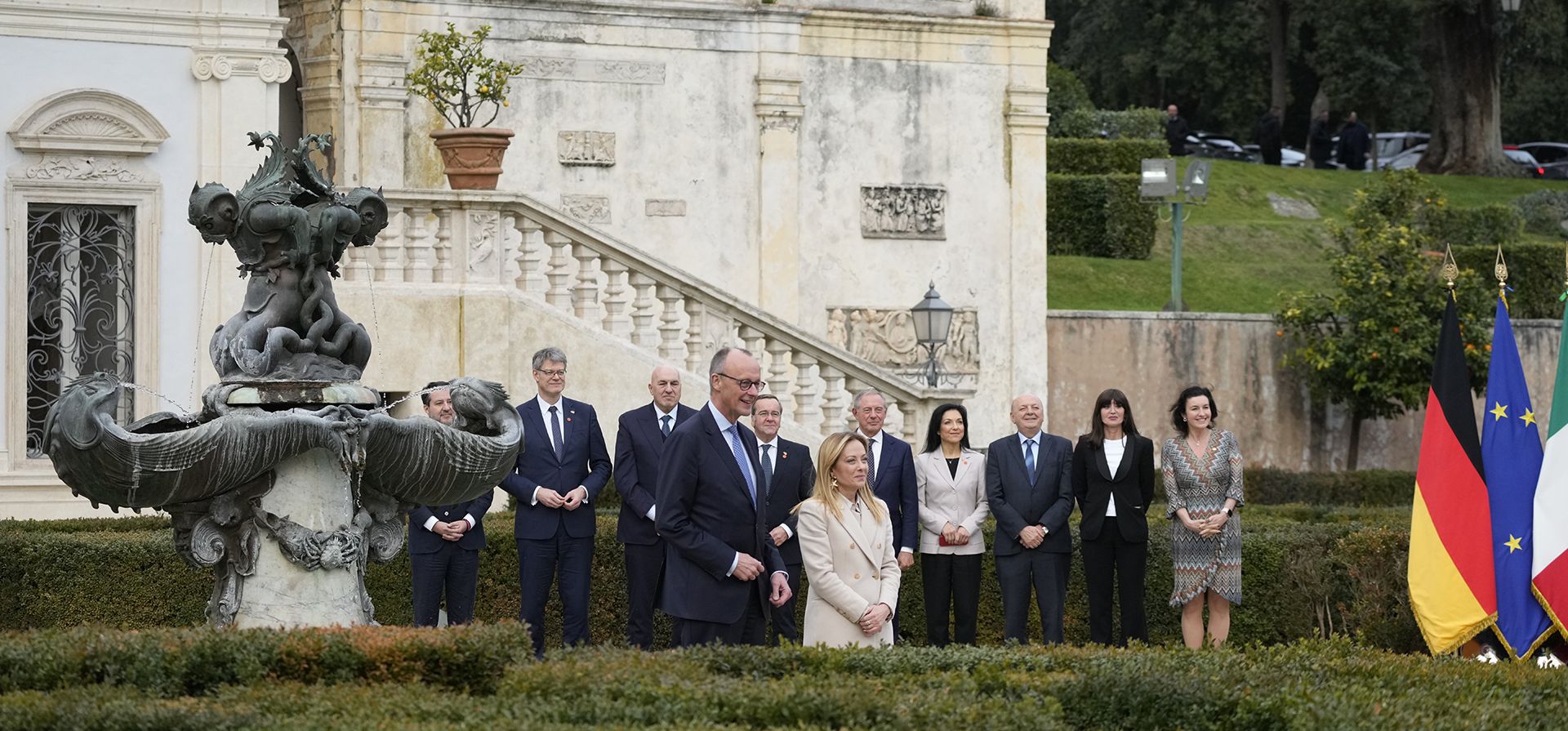 La primera ministra italiana, Giorgia Meloni (a la derecha), y el canciller alemán, Friedrich Merz (a la izquierda), posan para una foto familiar en una cumbre intergubernamental en Villa Doria Pamphilj, Roma, el viernes 23 de enero de 2026, para debatir la cooperación política y económica. La primera ministra italiana, Giorgia Meloni (a la derecha), y el canciller alemán, Friedrich Merz (a la izquierda), posan para una foto familiar en una cumbre intergubernamental en Villa Doria Pamphilj, Roma, el viernes 23 de enero de 2026, para debatir la cooperación política y económica.