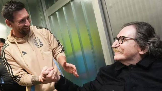Charly García disfrutó del partido Argentina vs Venezuela como un fanático más desde las plateas. Se sacó fotos con Leo Messi y le agradeció en sus redes&nbsp;