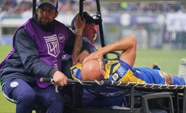 En el partido ante Gimnasia, el zaguero central canalla sufrió la fractura de tobillo.