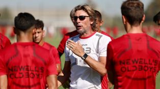 El Gringo Heinze da indicaciones durante la práctica realizada en Bella Vista.