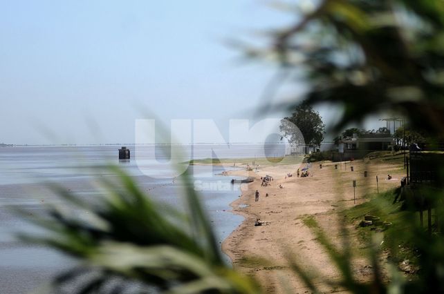 Por la madrugada. La mujer salió corriendo semi desnuda por la costa y denunció que la violaron.&nbsp;