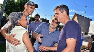 Cresto cerró la campaña caminando en barrios de Concordia