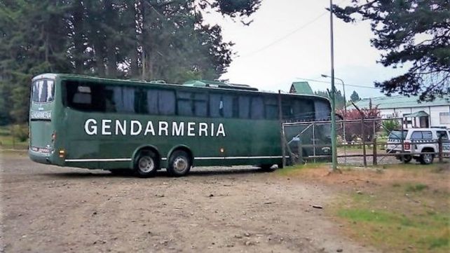 La llegada de un ómnibus de la fuerza de seguridad a la comarca.