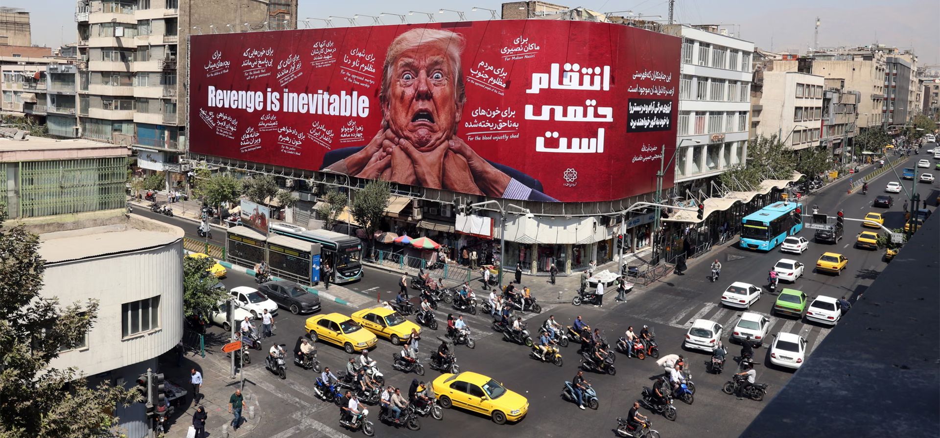 Una valla publicitaria antiestadounidense en un cruce concurrido, Teherán, Irán. Fotografía: Abedin Taherkenareh/EPA