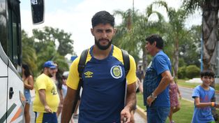 Facundo Mallo, mate en mano, antes de abordar el micro para viajar a su tierra natal.